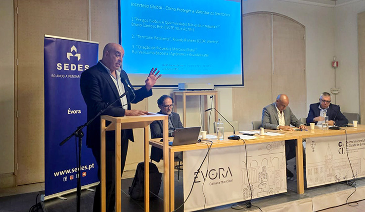 Incerteza global e valorização dos territórios em debate em Évora 